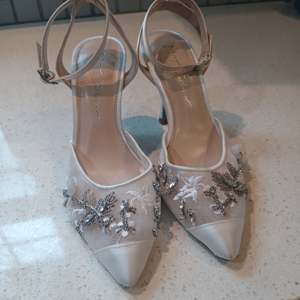 Betsey Johnson Zola Embellished Ivory Satin Bridal Shoes Size 6M